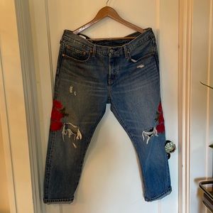 Levi’s Rose Embroidered Boyfriend Jean Size 32